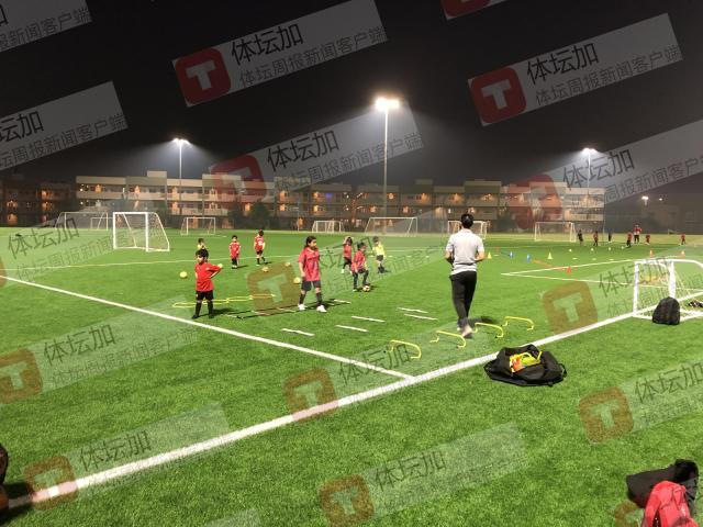 晚上，当地的青训组织小球员训练。.jpg