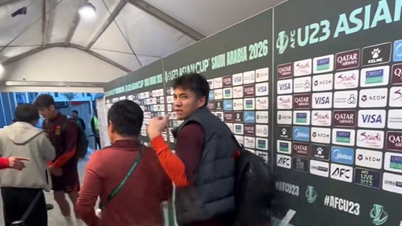 爱游戏网站入口-带病作战零封泰国！李昊赛后婉拒采访：生病了，发烧