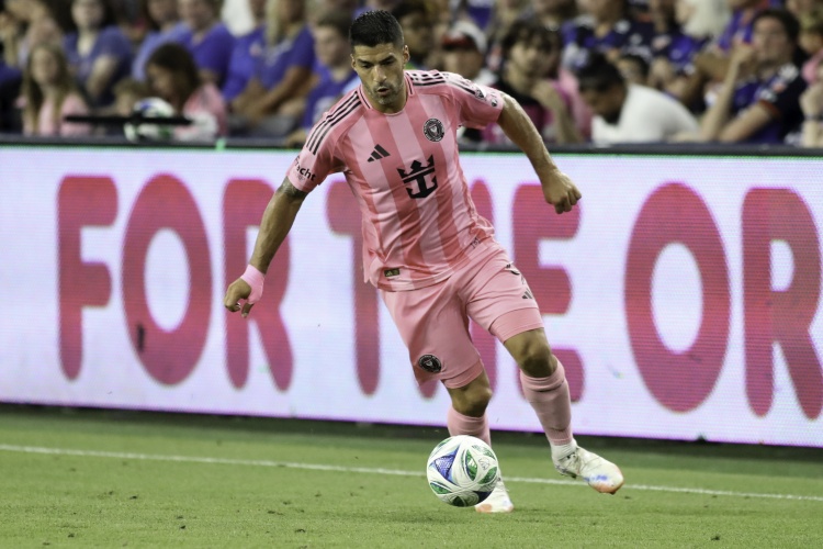 记者：我听说苏亚雷斯的孩子已在乌拉圭入学，他可能即将回国踢球